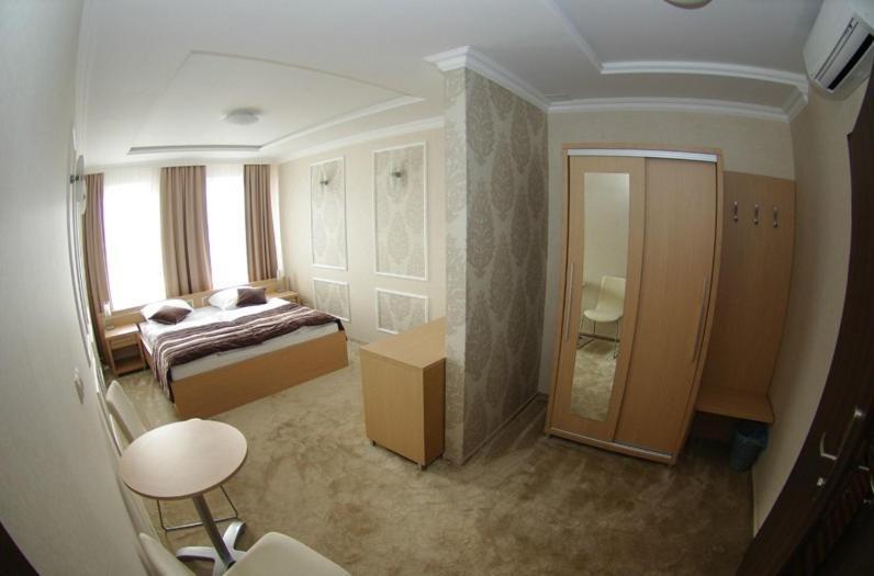 Hotel Pod Zlota Korona Opole Szoba fotó