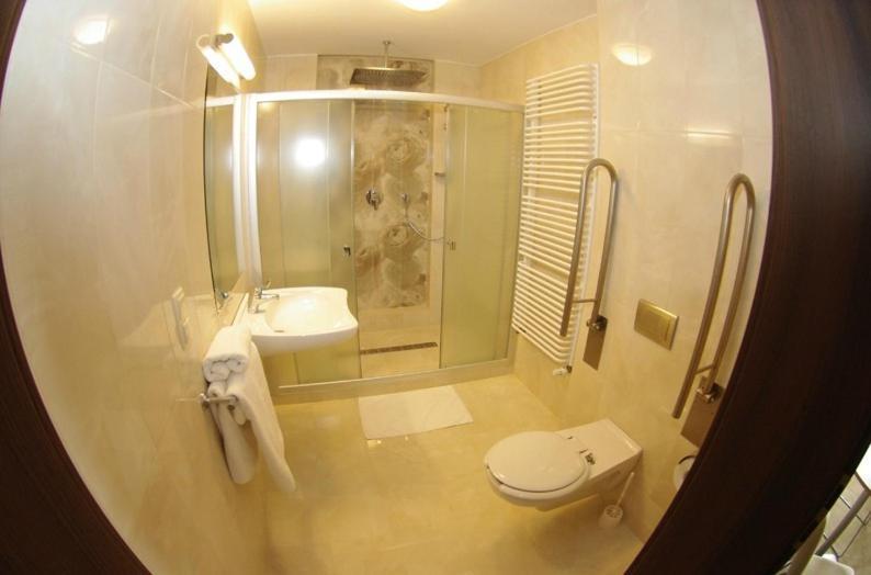 Hotel Pod Zlota Korona Opole Szoba fotó